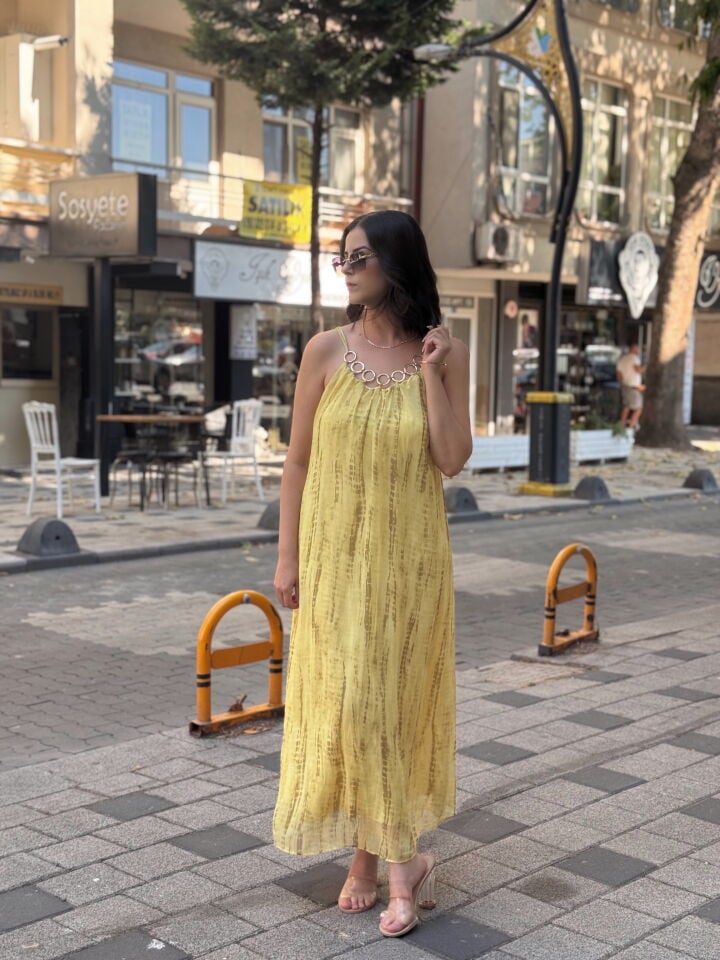 Zincir Detaylı Batik Desenli Şifon Elbise Sarı