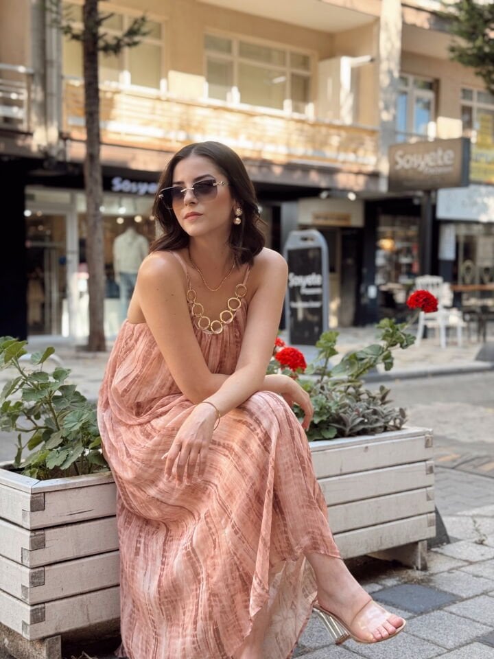 Zincir Detaylı Batik Desenli Şifon Elbise Pudra