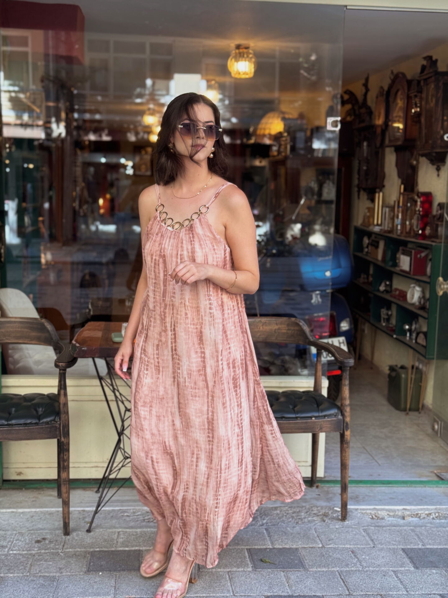 Zincir Detaylı Batik Desenli Şifon Elbise Pudra