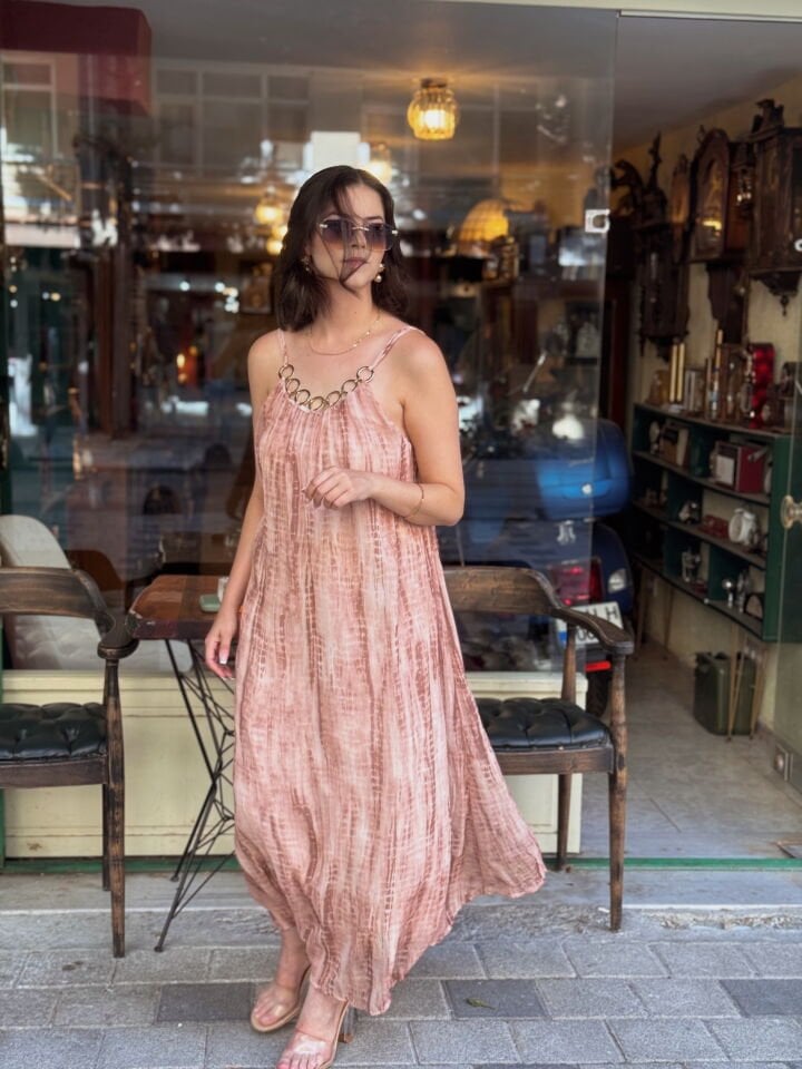 Zincir Detaylı Batik Desenli Şifon Elbise Pudra