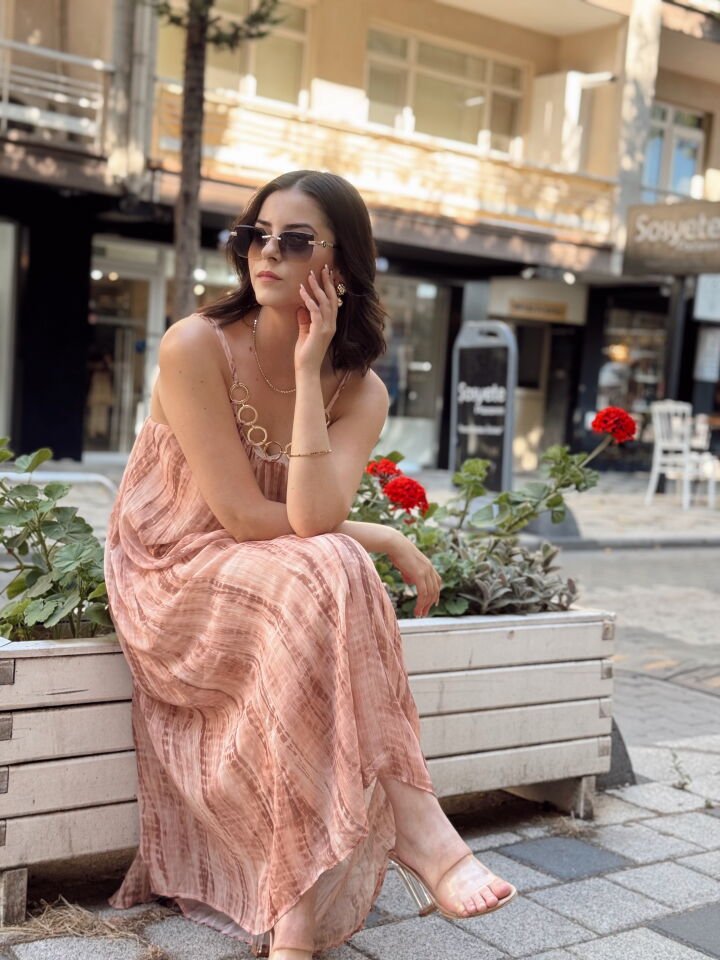 Zincir Detaylı Batik Desenli Şifon Elbise Pudra