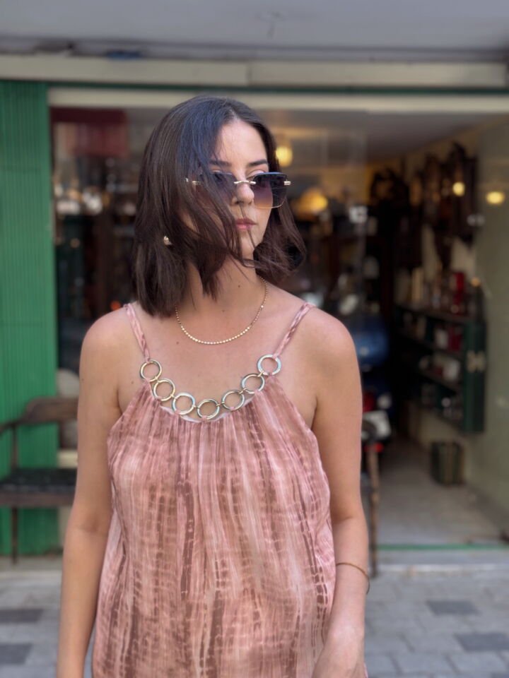 Zincir Detaylı Batik Desenli Şifon Elbise Pudra