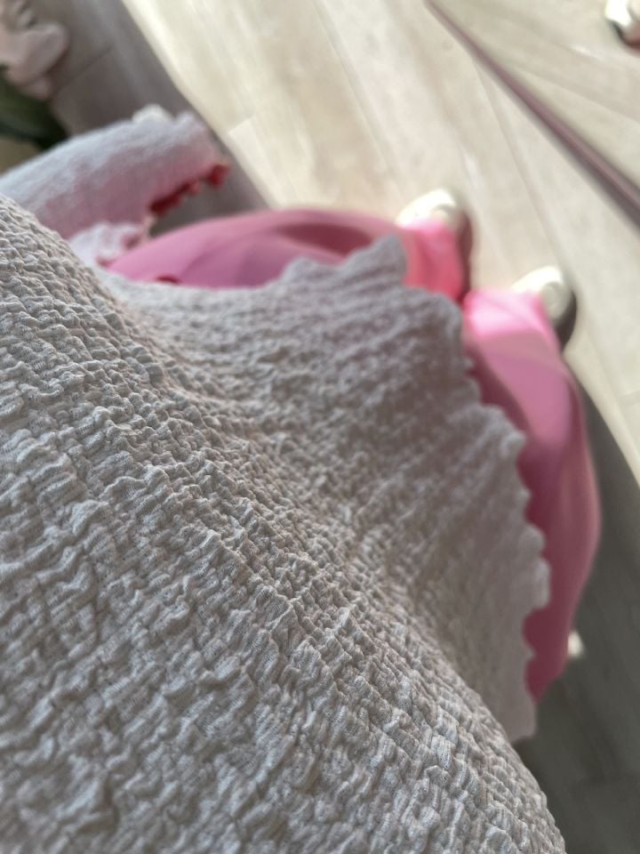 Önü ve Kolu Yırtmaçlı Gipeli Bluz