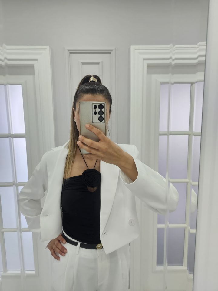 Gül Broşlu Boyundan Bağlamalı Body  Siyah