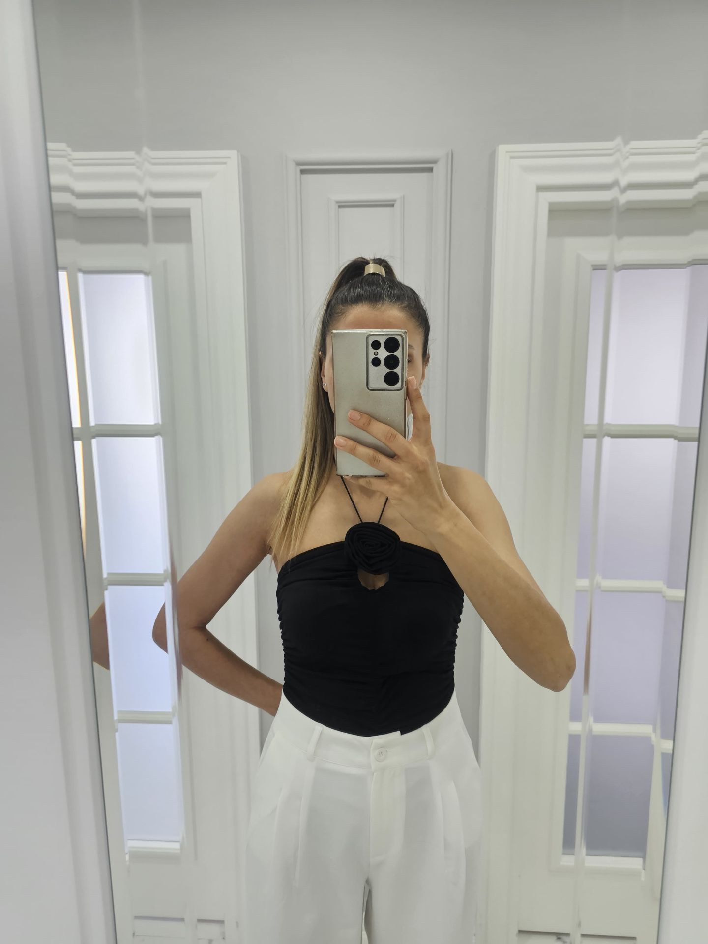 Gül Broşlu Boyundan Bağlamalı Body  Siyah