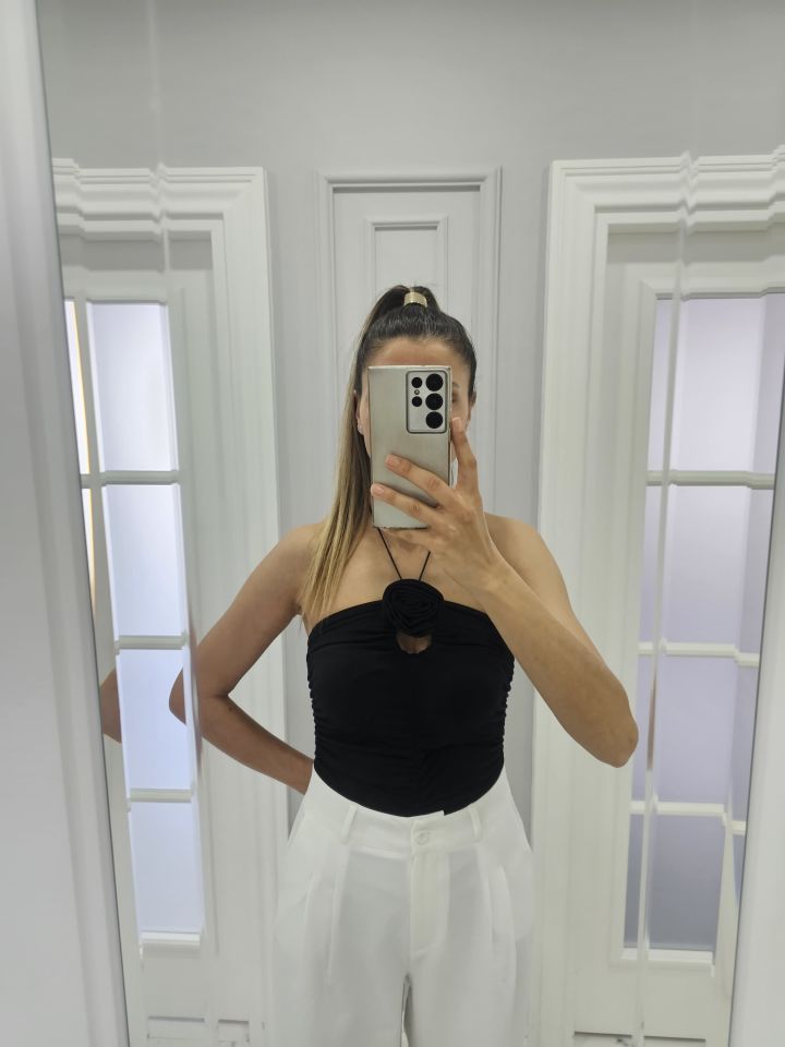 Gül Broşlu Boyundan Bağlamalı Body  Siyah
