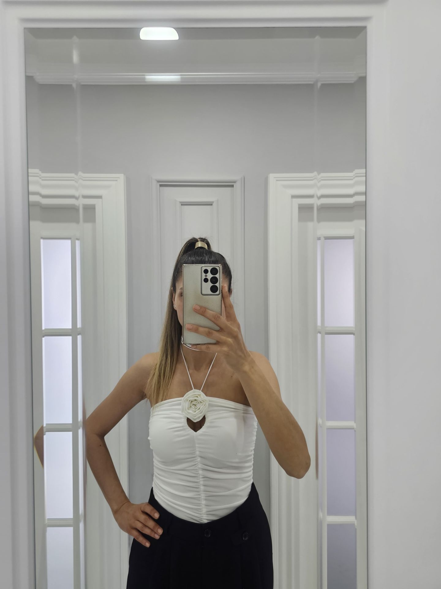 Gül Broşlu Boyundan Bağlamalı Body Beyaz